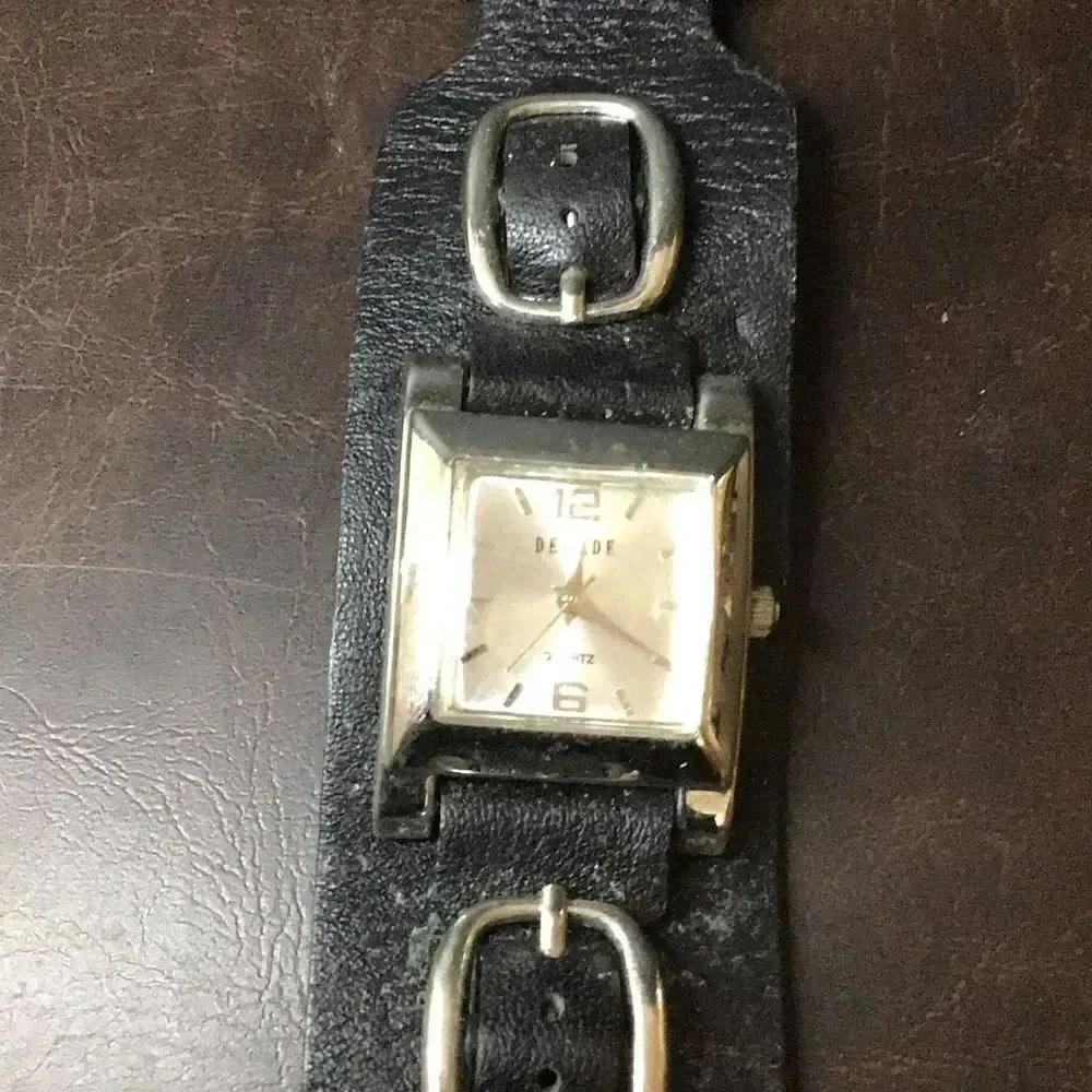 Watch black band with buckles needs battery